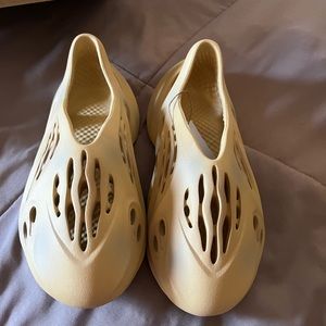 Yeezy Foam Runners- Desert sand size 7